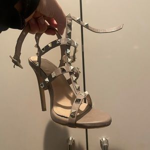 Rockstud heel gray